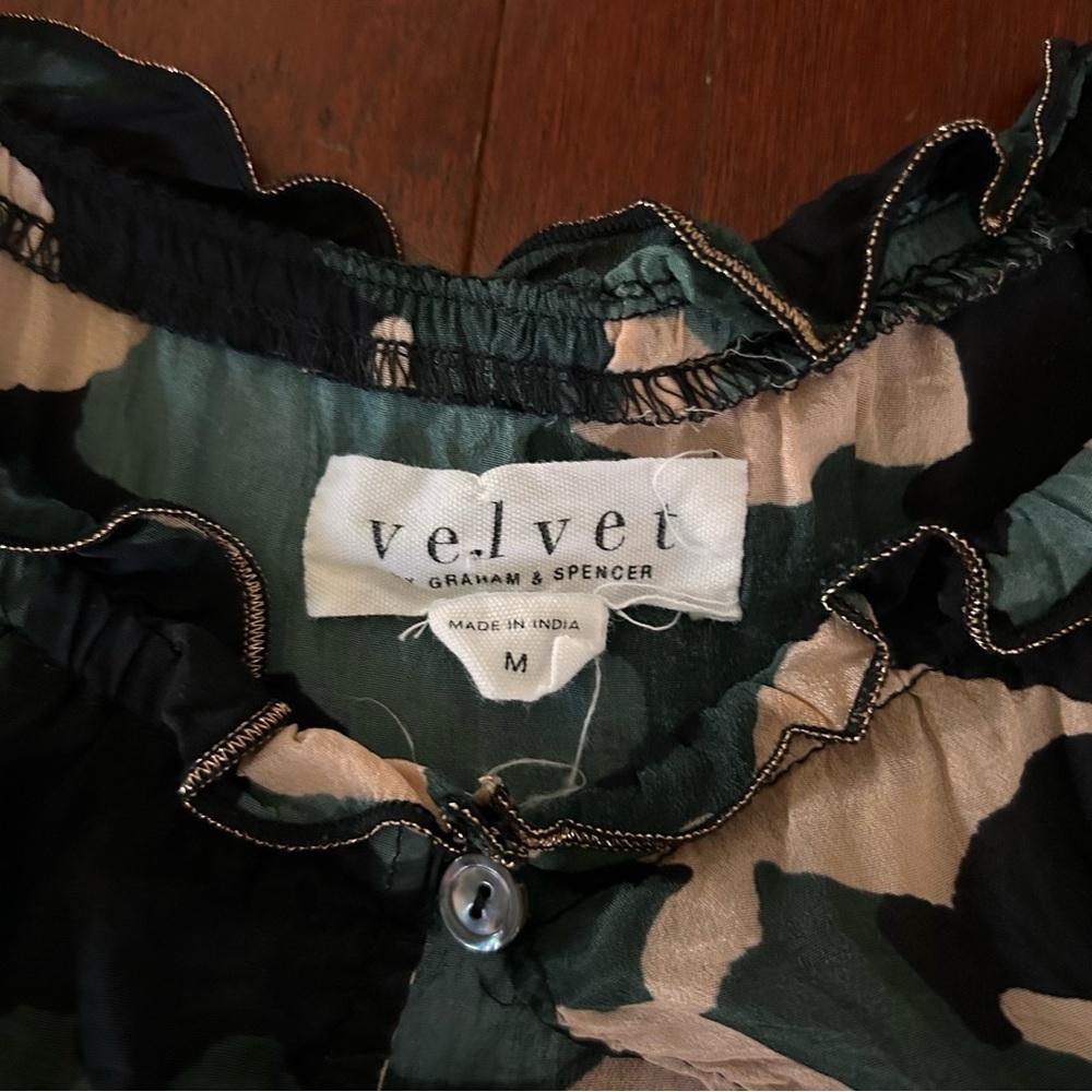 $198 Velvet by Graham & Spencer Vika Camo Print Blouse size M short sleeve - Picture 5 of 8